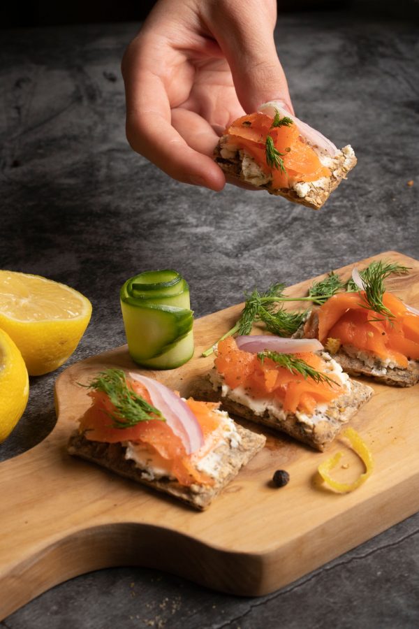 Saumon fumé et fromage sur craquelin au sel de mer