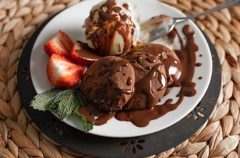 Brownie décomposé et sauce au chocolat noir