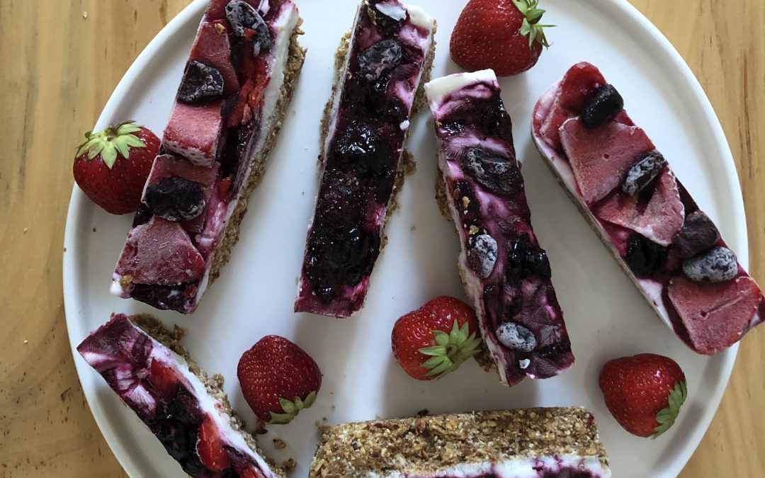 Barre granola glacée aux fraises et aux camerises
