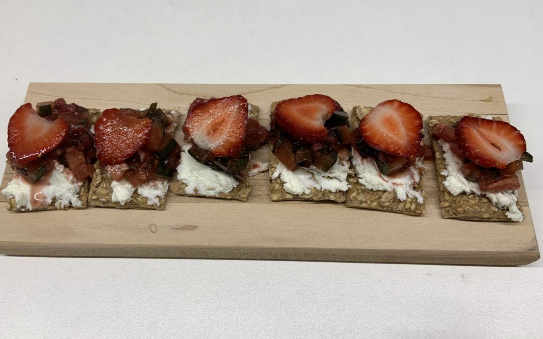 Salsa de fraises avec fromage de chèvre sur craquelins au poivre