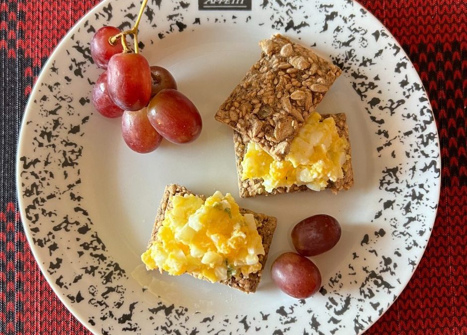 Déjeuner craquelins et tartinade d’oeufs
