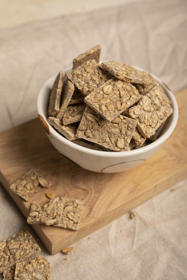 Craquelins Grignote saveur de fromage AUZE avec levure alimentaire dans un bol