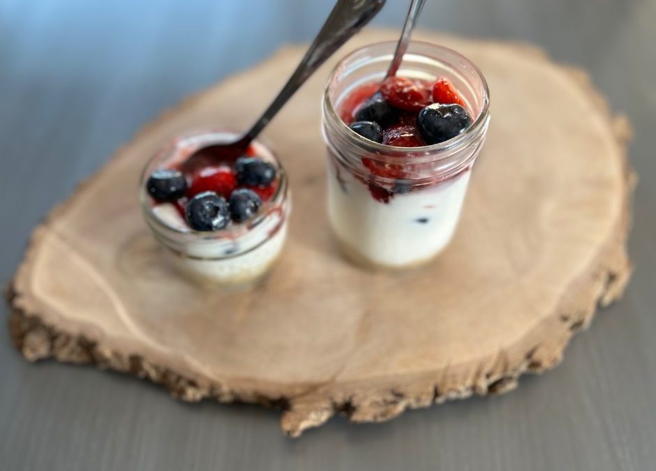 Tarte sans cuisson aux petits fruits et biscuits au citron dans un pot Mason (rapide et santé !)