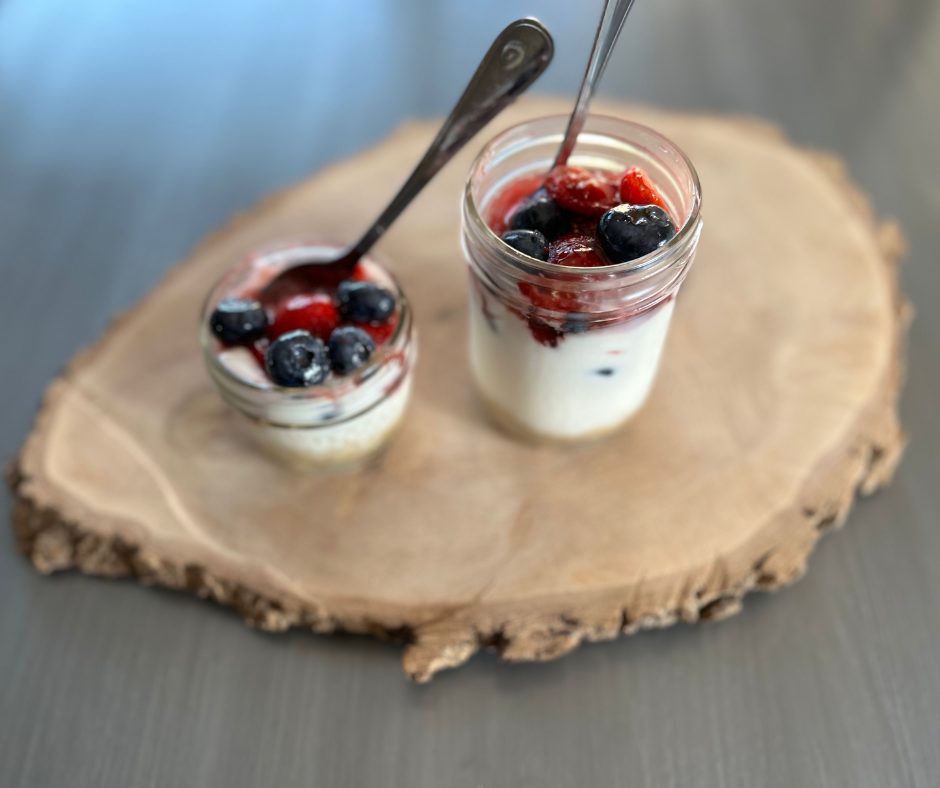 Tarte citronné aux petits fruits sans cuisson dans un pot Mason